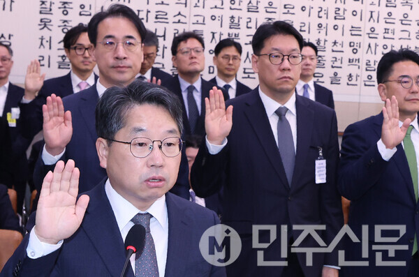 27일 오전 여의도 국회 법제사법위원회 대검찰청 국정감사에 출석한 노만석 검찰총장 직무대행이 발언대에 나와 선서를 하고 있다. ⓒ민주신문 김현수 기자