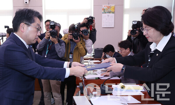 27일 오전 여의도 국회 법제사법위원회 대검찰청 국정감사에 출석한 노만석 검찰총장 직무대행이 발언대에 나와 업무보고를 마치고 추미애 위원장에게 보고서를 전달하고 있다.  ⓒ민주신문 김현수 기자