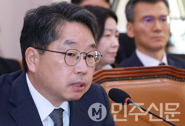 27일 오전 여의도 국회 법제사법위원회 대검찰청 국정감사에 출석한 노만석 검찰총장 직무대행이 의원들의 질의에 답변하고 있다.   ⓒ민주신문 김현수 기자