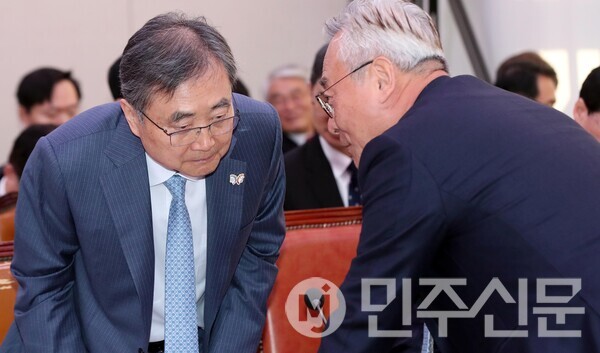 28일 오전 여의도 국회에서 열린 외교통일위원회 종합 국정감사에 출석한 조현 외교부장관이 더불어민주당 이재강 의원과 국감시작전 대화를 나누고 있다.  ⓒ민주신문 김현수 기자