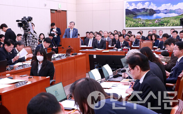 28일 오전 여의도 국회에서 열린 외교통일위원회 종합 국정감사에서 조현 외교부장관이 출석해 의원들의 질의에 답변하고 있다.  ⓒ민주신문 김현수 기자