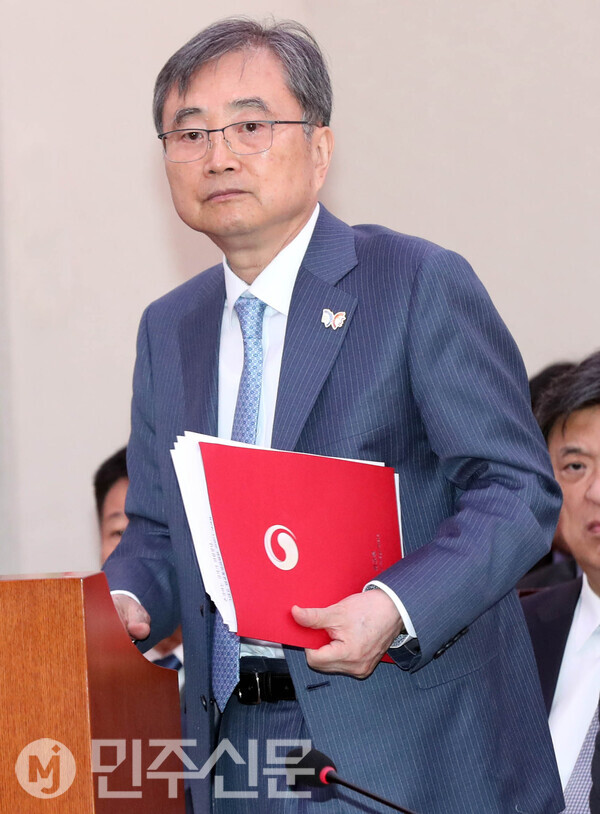 28일 오전 여의도 국회에서 열린 외교통일위원회 종합 국정감사에 출석한 조현 외교부장관이 업무보고를 위해 자리에서 일어나 발언대로 나가고 있다.  ⓒ민주신문 김현수 기자