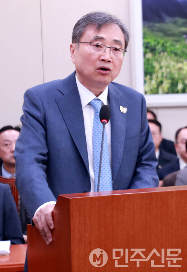 28일 오전 여의도 국회에서 열린 외교통일위원회 종합 국정감사에 출석한 조현 외교부장관이 발언대에 나와 업무보고를 하고 있다.  ⓒ민주신문 김현수 기자