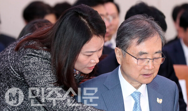 28일 오전 여의도 국회에서 열린 외교통일위원회 종합 국정감사에 출석한 조현 외교부장관이 국감시작전 관계부처 직원과 국감자료를 살펴보고 있다.  ⓒ민주신문 김현수 기자