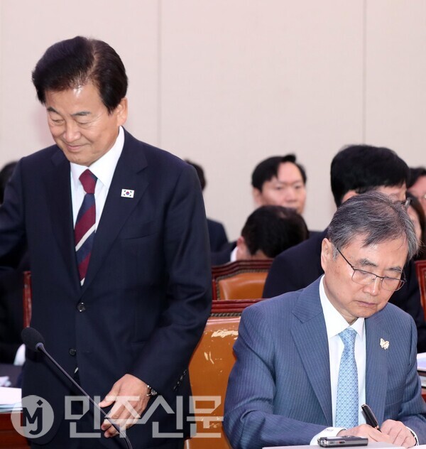 28일 오전 여의도 국회에서 열린 외교통일위원회 종합 국정감사에 출석한 조현 외교부장관과 정동영 통일부장관이(왼쪽) 자리에 배석하고 있다.  ⓒ민주신문 김현수 기자