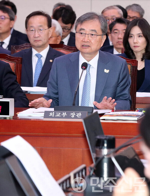 28일 오전 여의도 국회에서 열린 외교통일위원회 종합 국정감사에서 조현 외교부장관이 출석해 의원들의 질의에 답변하고 있다.  ⓒ민주신문 김현수 기자
