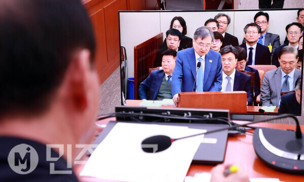 28일 오전 여의도 국회에서 열린 외교통일위원회 종합 국정감사에서 조현 외교부장관이 출석해 의원들의 질의에 답변하고 있다.  ⓒ민주신문 김현수 기자