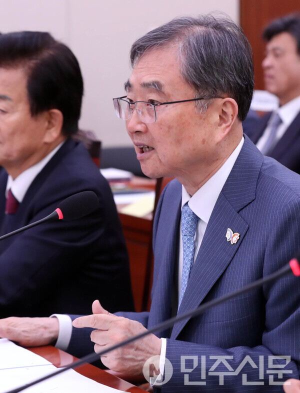 28일 오전 여의도 국회에서 열린 외교통일위원회 종합 국정감사에서 조현 외교부장관이 출석해 의원들의 질의에 답변하고 있다.  ⓒ민주신문 김현수 기자