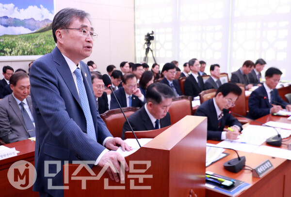 28일 오전 여의도 국회에서 열린 외교통일위원회 종합 국정감사에 출석한 조현 외교부장관이 발언대에 나와 업무보고를 하고 있다.   ⓒ민주신문 김현수 기자