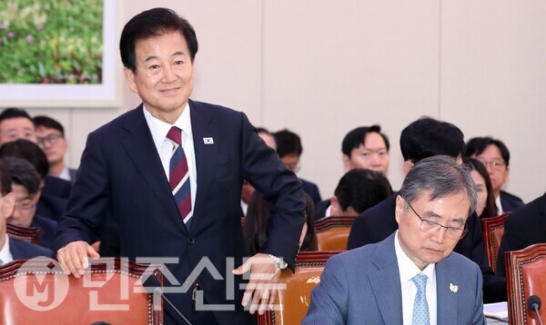 정동영 통일부 장관이 28일 오전 서울 여의도 국회에서 열린 외교통일위원회의 종합감사에 출석하기위해 국감장에 들어와 자리에 배석하고 있다.   ⓒ민주신문 김현수 기자