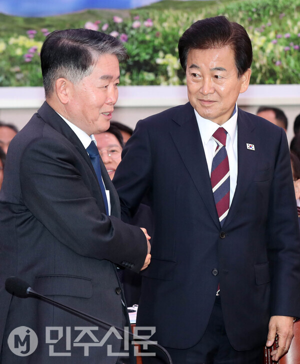 정동영 통일부 장관이 28일 오전 서울 여의도 국회에서 열린 외교통일위원회의 종합감사에 출석해 국감시작전 김경협 재외동포청장과 인사를 나누고 있다.   ⓒ민주신문 김현수 기자