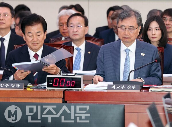 정동영 통일부 장관이 28일 오전 서울 여의도 국회에서 열린 외교통일위원회의 종합감사에 출석해 국감시작전 답변자료를 살펴보고 있다. ⓒ민주신문 김현수 기자