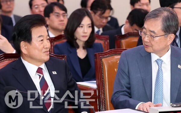 정동영 통일부 장관이 28일 오전 서울 여의도 국회에서 열린 외교통일위원회의 종합감사에 출석해 국감시작전 조현 외교부장관과 대화를 나누고 있다.   ⓒ민주신문 김현수 기자