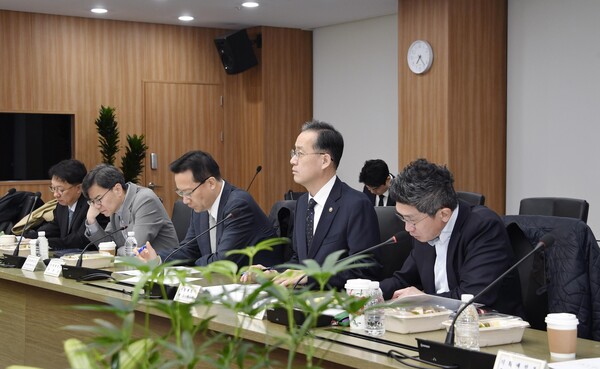 이형일 기획재정부 차관이 30일 오전 서울 영등포구 한국수출입은행에서 '거시경제금융회의'를 주재하고 있다. ⓒ 기획재정부