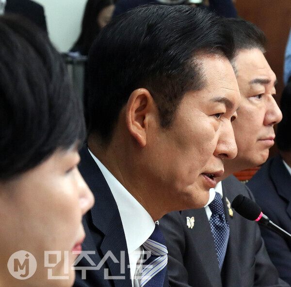 더불어민주당 정청래 대표가 31일 오전 국회에서 열린 더불어민주당 최고위원회의에 참석해 모두발언을 하고 있다.       ⓒ민주신문 김현수 기자