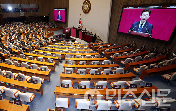 4일 오전 여의도 국회 본회의장에서 열린 제11차 본회의에서 이재명 대통령이 연단으로 나와 내년도 예산안 관련 시정연설을 하고 있다.  ⓒ 공동취재사진