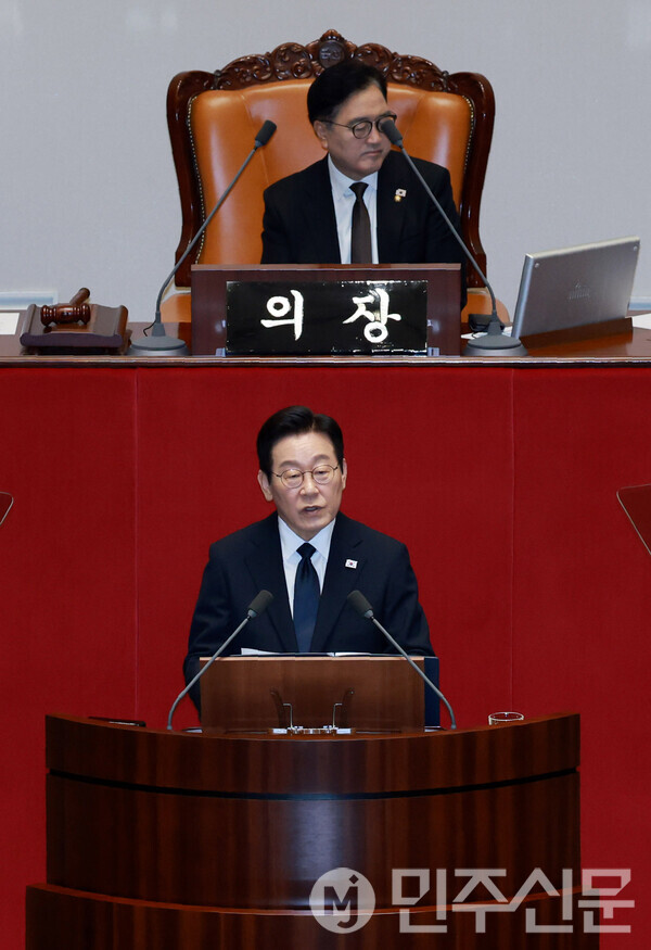 4일 오전 여의도 국회 본회의장에서 열린 제11차 본회의에서 이재명 대통령이 연단으로 나와 내년도 예산안 관련 시정연설을 하고 있다. ⓒ 공동취재사진