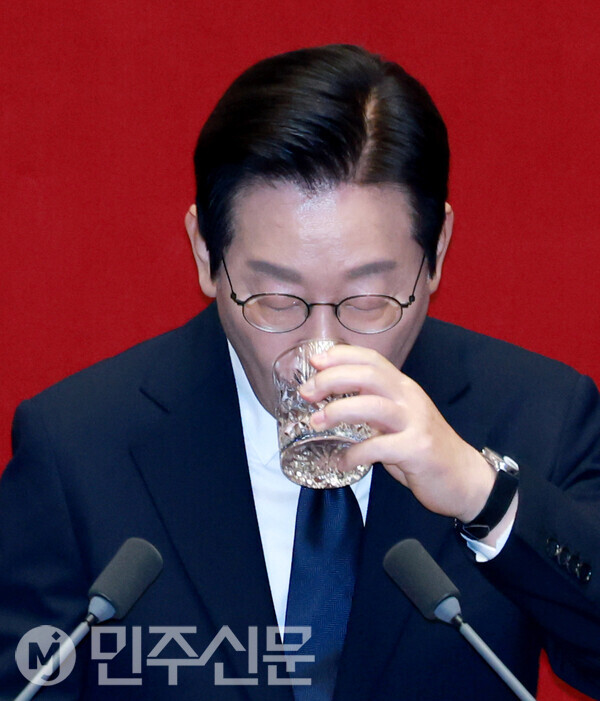 4일 오전 여의도 국회 본회의장에서 열린 제11차 본회의에서 이재명 대통령이 연단으로 나와 내년도 예산안 관련 시정연설을 하면서 물을 마시고 있다. ⓒ 공동취재사진