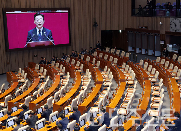 4일 오전 여의도 국회 본회의장에서 열린 제11차 본회의에서 이재명 대통령이 연단으로 나와 내년도 예산안 관련 시정연설을 하고 있다. ⓒ 공동취재사진