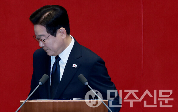 4일 오전 여의도 국회 본회의장에서 열린 제11차 본회의에서 이재명 대통령이 연단으로 나와 내년도 예산안 관련 시정연설을 마치고 퇴장하고 있다.  ⓒ 공동취재사진