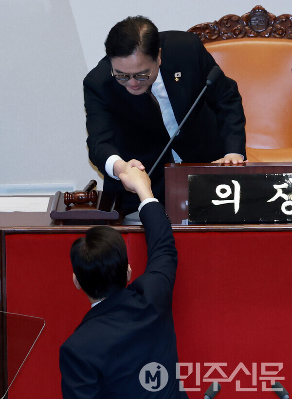 4일 오전 여의도 국회 본회의장에서 열린 제11차 본회의에서 이재명 대통령이 연단으로 나와 내년도 예산안 관련 시정연설을 마치고 우원식 국회의장과 인사를 나누고 있다.  ⓒ 공동취재사진