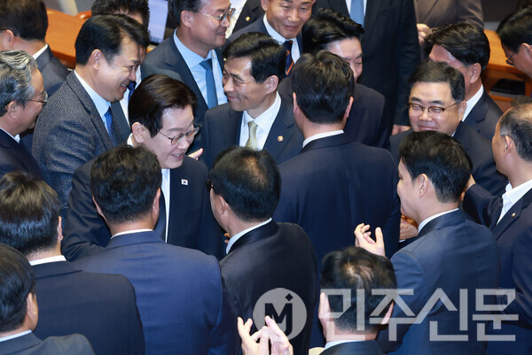 4일 오전 여의도 국회 본회의장에서 열린 제11차 본회의에서 이재명 대통령이 연단으로 나와 내년도 예산안 관련 시정연설을 마치고 퇴장하면서 당소속 의원들과 인사를 나누고 있다.   ⓒ 공동취재사진