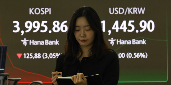 코스피가 전 거래일(4121.74)보다 66.27포인트(1.61%) 내린 4055.47에 개장한 5일 서울 중구 하나은행 딜링룸에 4000 아래 떨어진 코스피 시세가 보이고 있다. ⓒ 뉴시스