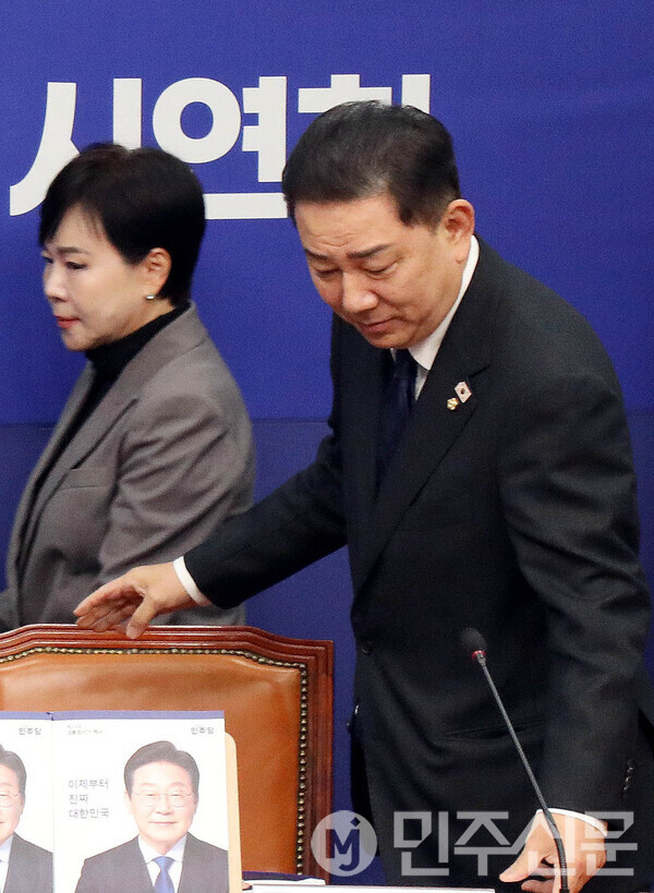 더불어민주당 김병기 원내대표가 5일 오전 서울 여의도 국회 더불어민주당 당대표실에서 열린 최고위원회의에 참석해 당지도부와 자리에 배석하고 있다.  ⓒ민주신문 김현수 기자