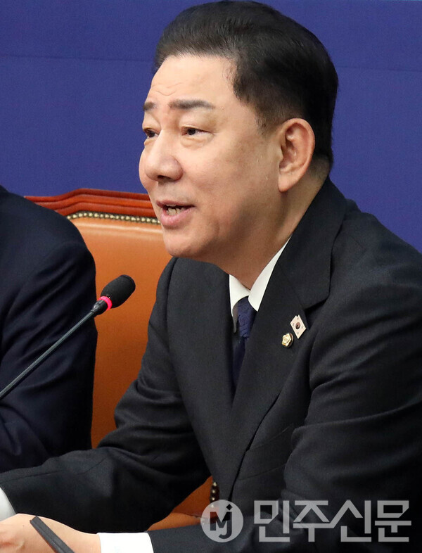 더불어민주당 김병기 원내대표가 5일 오전 서울 여의도 국회 더불어민주당 당대표실에서 열린 최고위원회의에 참석해 모두발언을 하고 있다.  ⓒ민주신문 김현수 기자