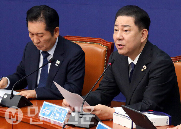 더불어민주당 김병기 원내대표가 5일 오전 서울 여의도 국회 더불어민주당 당대표실에서 열린 최고위원회의에 참석해 모두발언을 하고 있다.  ⓒ민주신문 김현수 기자