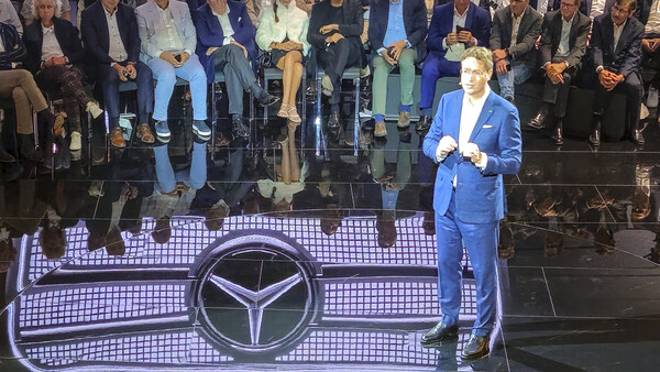 지난 9월 7일(현지시간) 독일 뮌헨에서 열린 IAA 메르세데스-벤츠 프리 나이트 행사에서 올라 칼레니우스 메르세데스-벤츠 회장이 GLC 위드 EQ 테크놀로지를 소개하고 있다. ⓒ뉴시스