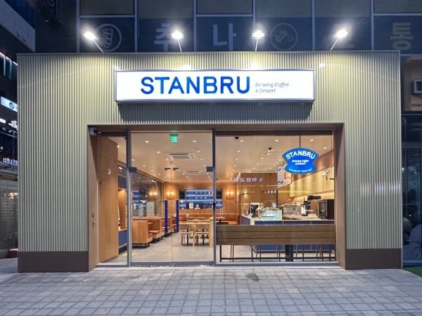 경기 성남시 위례신도시에 위치한 스탠브루 1호점 전경.  ⓒ 롯데GRS