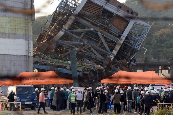 6일 오후 울산 남구 용잠동 한국동서발전 울산화력발전소에서 대형 구조물이 무너지는 사고가 발생해 소방관 등 관계자들이 매몰자들을 구조하고 있다. 