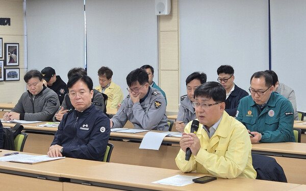 김성환 기후에너지환경부 장관과 김영훈 고용노동부 장관이 7일 울산시 남구 안전보건공단 울산지역본부에 마련된 울산화력발전소 붕괴사고 사고수습상황실에서 중앙사고수습본부 2차 회의를 주재하고 있다. ⓒ기후에너지환경부