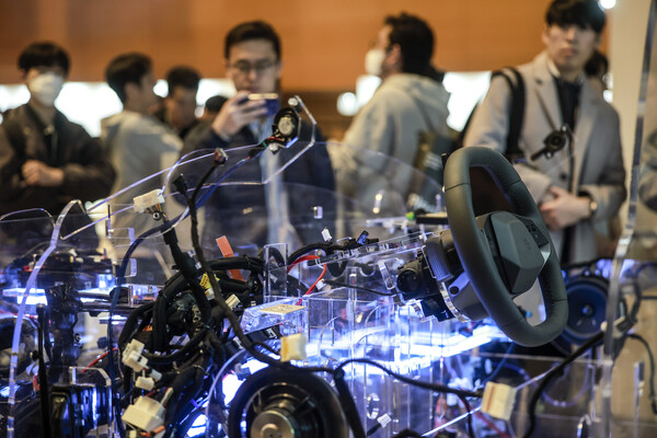 지난 3월 28일 서울 강남구 코엑스에서 열린 현대차그룹 개발자 콘퍼런스 '플레오스(Pleos) 25'에서 참관객들이 SDV(Software-defined Vehicle, 소프트웨어를 중심으로 진화하는 자동차)의 주요 제어기 전시물을 살펴보고 있다. ⓒ뉴시스