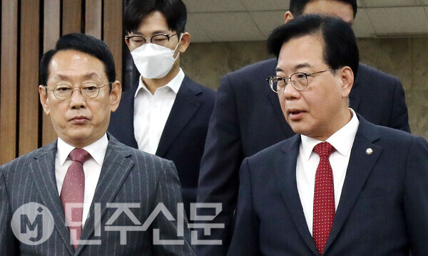 국민의힘 송언석 원내대표가 7일 오전 여의도 국회에서 열린 원내대책회의에 참석하기위해 당 지도부와 함께 회의장안으로 들어서고 있다.   ⓒ민주신문 김현수 기자