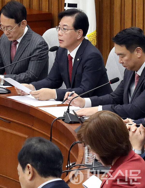 국민의힘 송언석 원내대표가 7일 오전 여의도 국회에서 열린 원내대책회의에 참석해 모두발언을 하고 있다.  ⓒ민주신문 김현수 기자