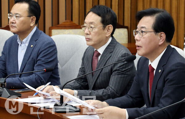 국민의힘 송언석 원내대표가 7일 오전 여의도 국회에서 열린 원내대책회의에 참석해 모두발언을 하고 있다. ⓒ민주신문 김현수 기자