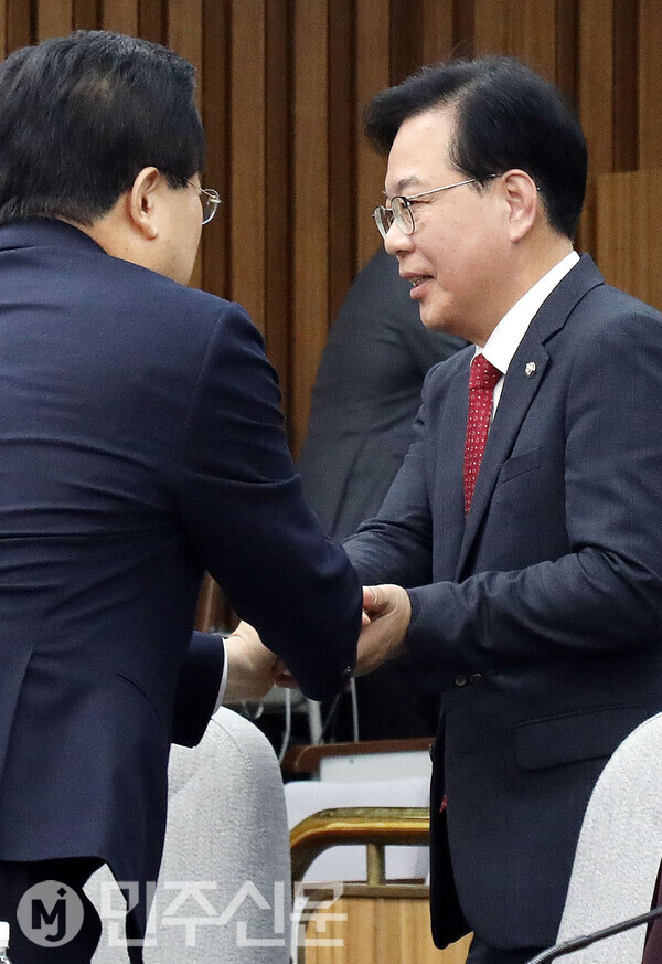 국민의힘 송언석 원내대표가 7일 오전 여의도 국회에서 열린 원내대책회의에 참석해 당 지도부와 인사를 나누고 있다.  ⓒ민주신문 김현수 기자