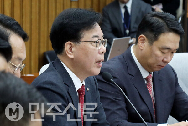 국민의힘 송언석 원내대표가 7일 오전 여의도 국회에서 열린 원내대책회의에 참석해 모두발언을 하고 있다. ⓒ민주신문 김현수 기자