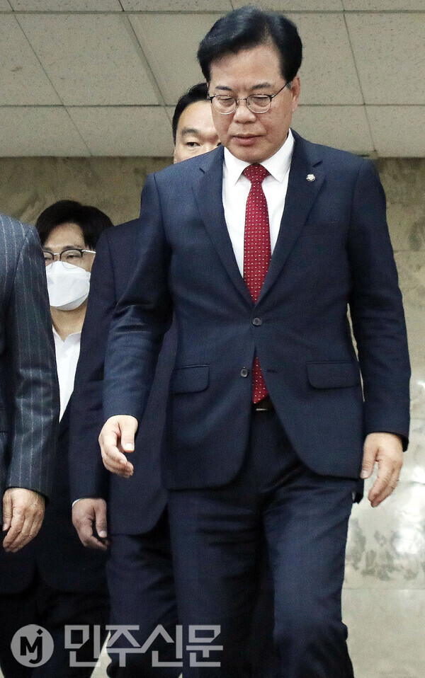 국민의힘 송언석 원내대표가 7일 오전 여의도 국회에서 열린 원내대책회의에 참석하기위해 당 지도부와 함께 회의장안으로 들어서고 있다.  ⓒ민주신문 김현수 기자