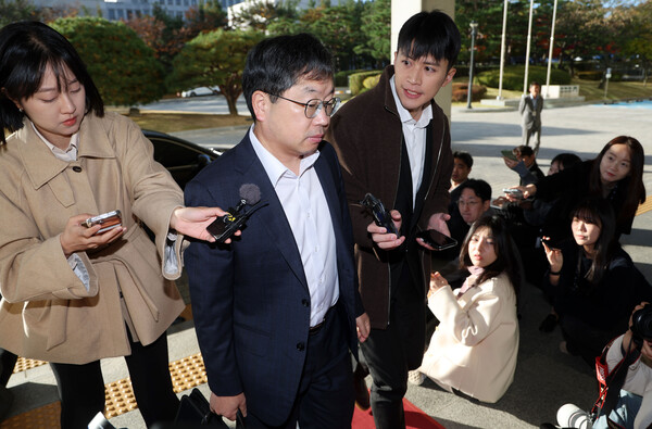 대장동 사건 항소 포기를 두고 검찰 조직 내부에서 거센 반발이 이어지고 있는 가운데 노만석 검찰총장 직무대행이 10일 오전 서울 서초구 대검찰청으로 출근하고 있다. ⓒ 뉴시스