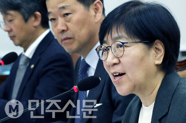 정은경 보건복지부 장관이 10일 서울 여의도 국회에서 열린 제429회국회(정기회) 보건복지위원회 제7차 전체회의에 출석해 의원 질의에 답변하고 있다.  ⓒ민주신문 김현수 기자