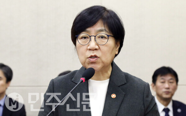 정은경 보건복지부 장관이 10일 서울 여의도 국회에서 열린 제429회국회(정기회) 보건복지위원회 제7차 전체회의에 출석해 발언대에 나와 업무보고를 하고 있다. ⓒ민주신문 김현수 기자