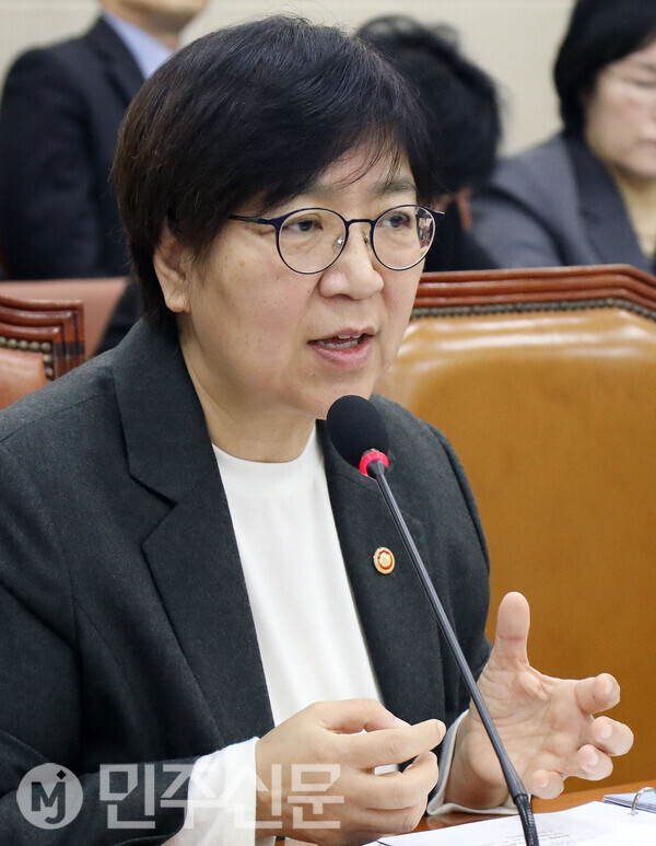 정은경 보건복지부 장관이 10일 서울 여의도 국회에서 열린 제429회국회(정기회) 보건복지위원회 제7차 전체회의에 출석해 의원 질의에 답변하고 있다.  ⓒ민주신문 김현수 기자
