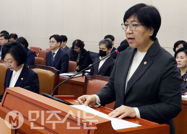 정은경 보건복지부 장관이 10일 서울 여의도 국회에서 열린 제429회국회(정기회) 보건복지위원회 제7차 전체회의에 출석해 발언대에 나와 업무보고를 하고 있다.   ⓒ민주신문 김현수 기자