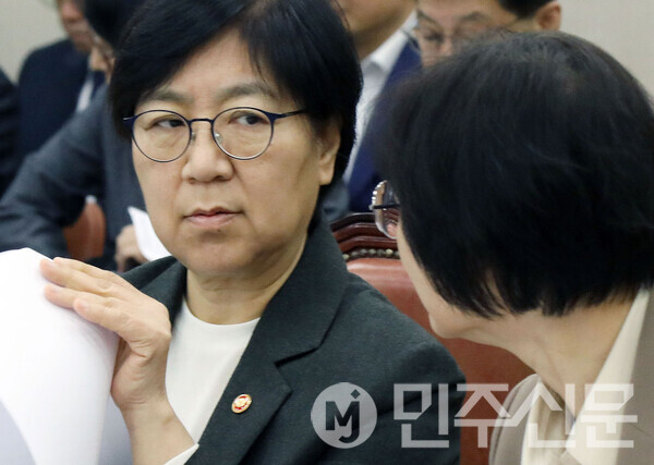 정은경 보건복지부 장관이 10일 서울 여의도 국회에서 열린 제429회국회(정기회) 보건복지위원회 제7차 전체회의에 출석해 이스란 차관과 대화를 나누고 있다.  ⓒ민주신문 김현수 기자