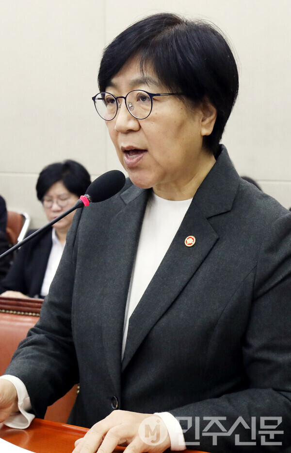 정은경 보건복지부 장관이 10일 서울 여의도 국회에서 열린 제429회국회(정기회) 보건복지위원회 제7차 전체회의에 출석해 발언대에 나와 업무보고를 하고 있다.   ⓒ민주신문 김현수 기자