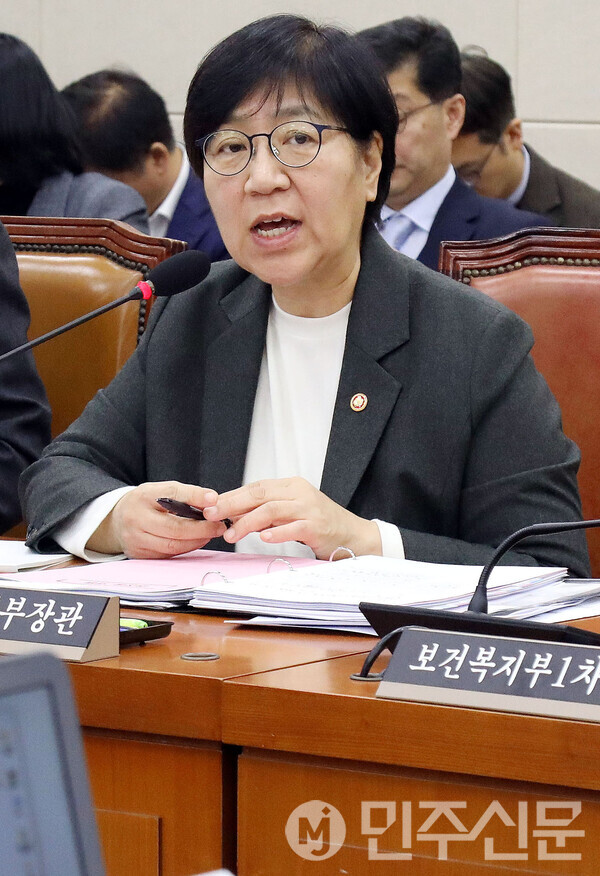정은경 보건복지부 장관이 10일 서울 여의도 국회에서 열린 제429회국회(정기회) 보건복지위원회 제7차 전체회의에 출석해 의원 질의에 답변하고 있다.  ⓒ민주신문 김현수 기자