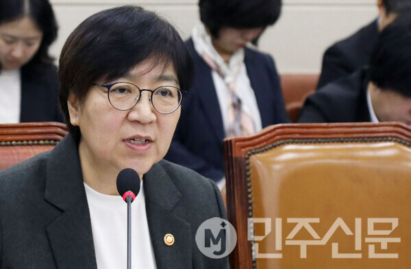 정은경 보건복지부 장관이 10일 서울 여의도 국회에서 열린 제429회국회(정기회) 보건복지위원회 제7차 전체회의에 출석해 의원 질의에 답변하고 있다.   ⓒ민주신문 김현수 기자